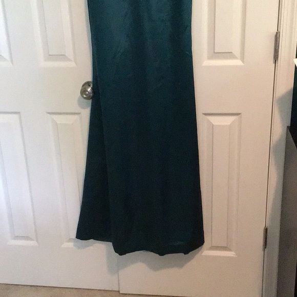 Green evening gown, new without tags - Picture 2 of 4